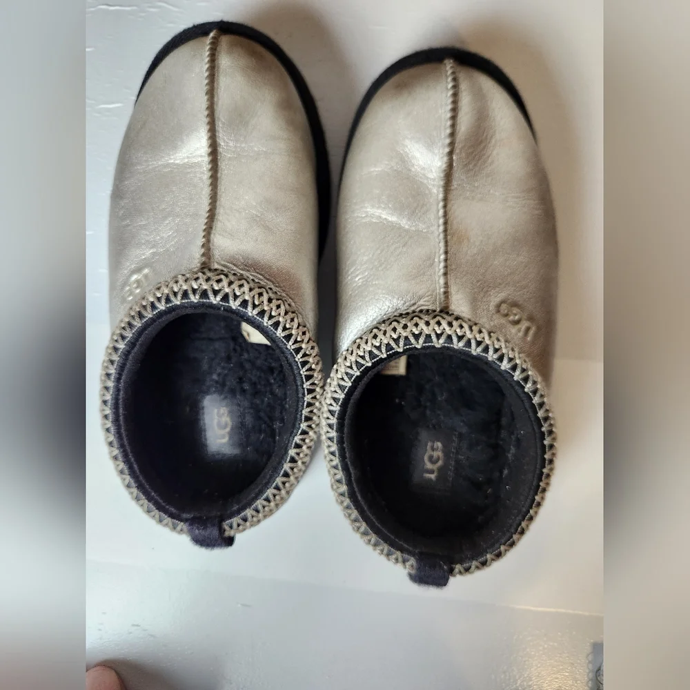 UGG Tazz Leather Faux Fur Lined Metallic Silver Indoor/Outdoor Clog Slippers